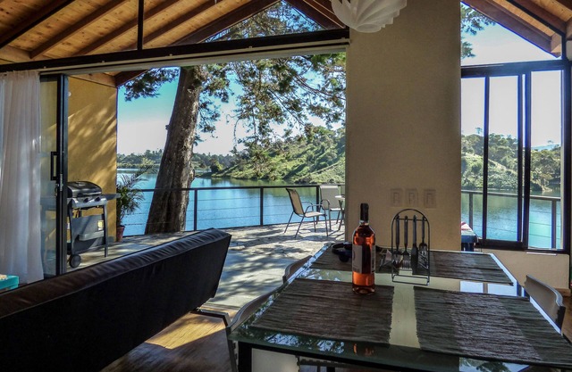 Cottage on the Lake:Private Cabin with Jacuzzi in Guatapé, near Piedra del Peñol