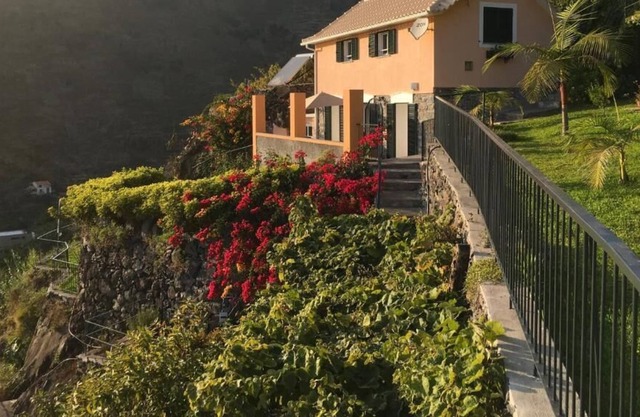 Cottage overlooking the sea and the mountains, gardens, barbecue, wifi
