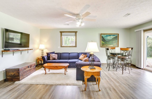 Cottage w/Yard + Grill ~ 21 Mi to Hocking Hills!