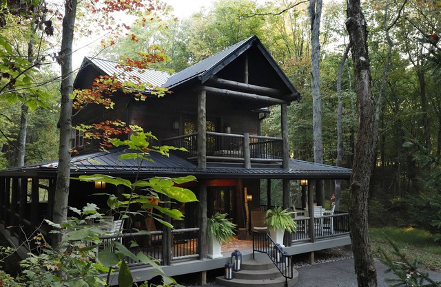 Cottage with fireplace and hot tub - on 400 acre property!