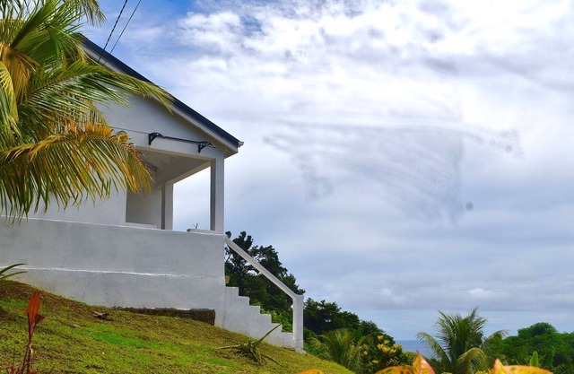 Cottage with stunning mountain and ocean views
