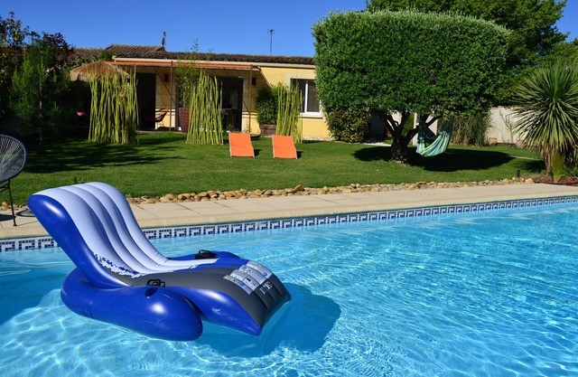 cottage ZEN 2 people in village near Nimes air conditioning swimming pool garden