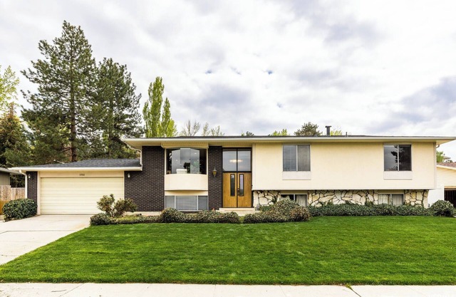 Cottonwood Access Ski Retreat - Spacious house in Sandy with a hot tub