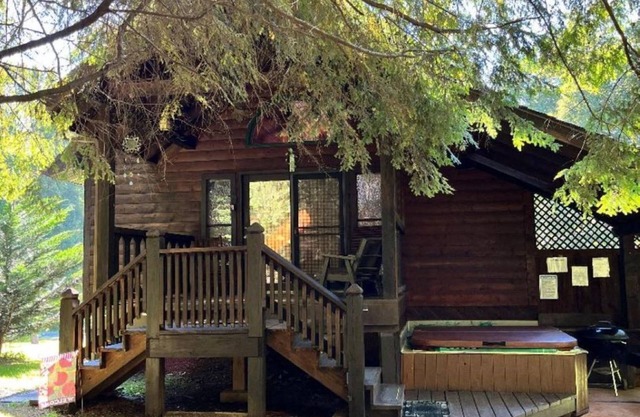 Country Cabin within minutes of the New River Gorge National Park & Preserve.