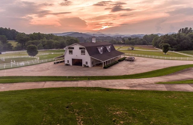 Country-Chic "Barndominium" overlooking Mount Pisgah