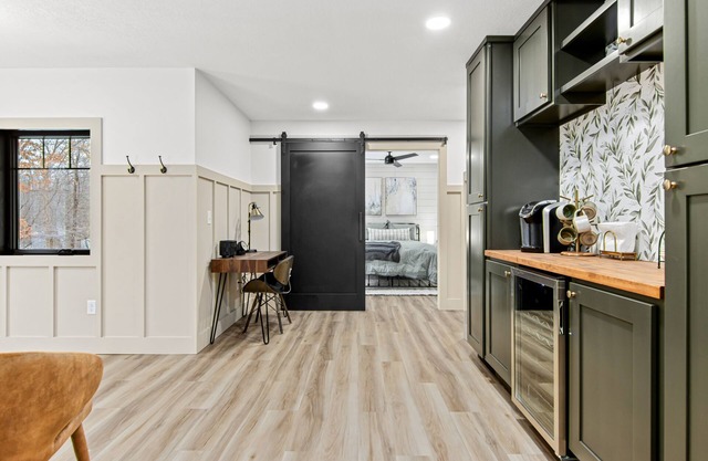 Country Chic – Gourmet Kitchen, Fire Pit & Acreage