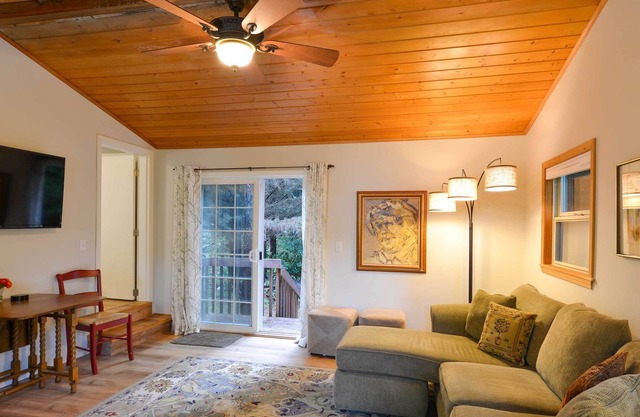 ‘Country Cottage’ - 3 Mi to Beach + Hiking!