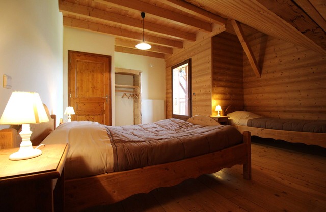 COUNTRY COTTAGE /DAMO /13 PEOPLE