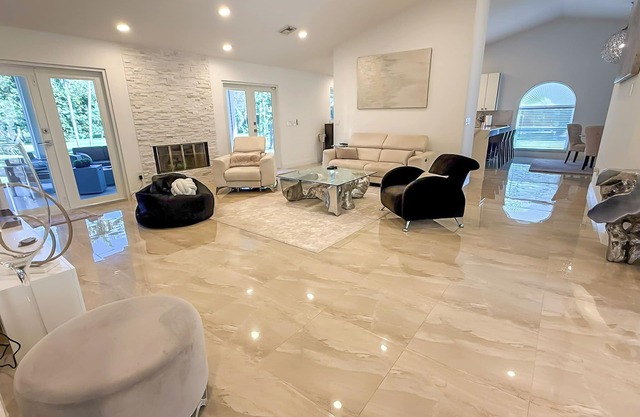 COUNTRY ESTATE IN QUIET UPSCALE COMMUNITY