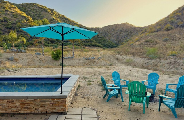 Country Getaway: Hot Tub, Fire pit, and the Stars!