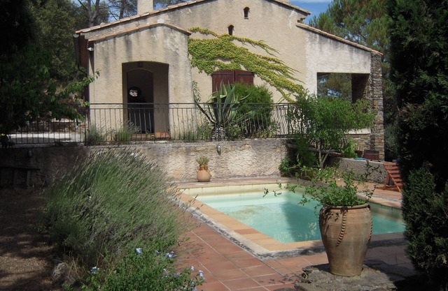 Country house 150 m2, 7,000m2 of wooded terraces, near Provençal village