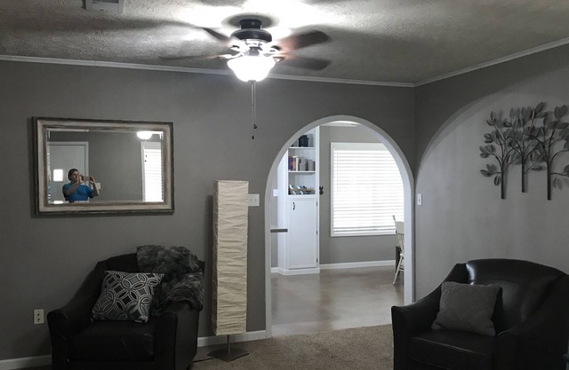 Country home close to Everything! Only 1 mile from EXPO Center.