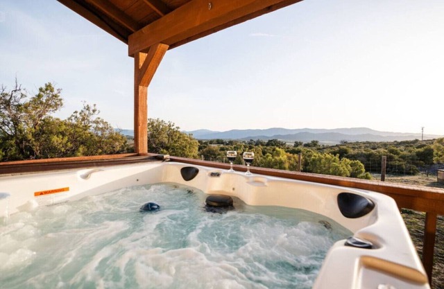 Country Hot Tub Home with Amazing Views on 40 Acres. A Stargazer's Dream House