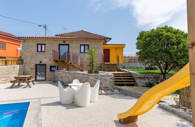 Country house, with outdoor pool and fireplace, close to Ecovia and Sistelo