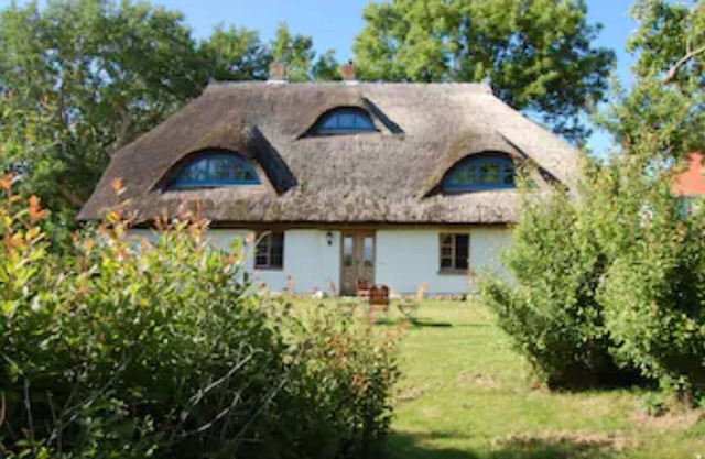 Country idyll in a rustic thatched house in the countryside for up to 8 people, Halbecks-Hof