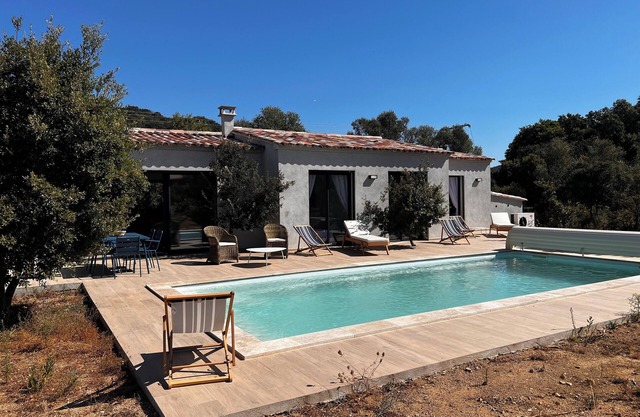 Country villa with swimming pool and enclosed garden, ideal for families