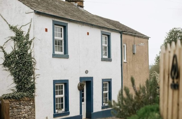 Countryside Cottage Bordering the National Park