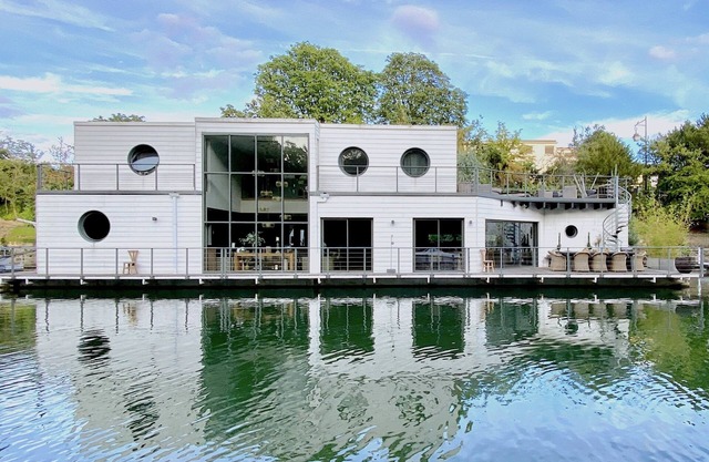 Countryside in ParisnAn architect house like an island facing water and nature.n