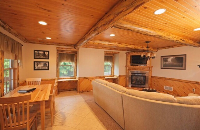 Countryside Overlook Suite: Luxury, Lodge Suite in Amish Country, Ohio.