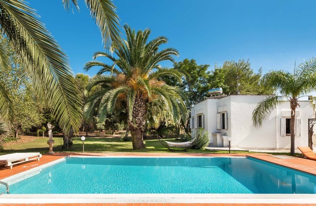Countryside villa with swimming pool, olive tress, fruit trees, tropical garden!