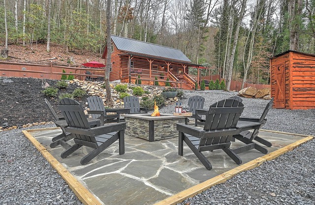 Couples Getaway in the Smokey Mountains/Hot Tub Cabin B