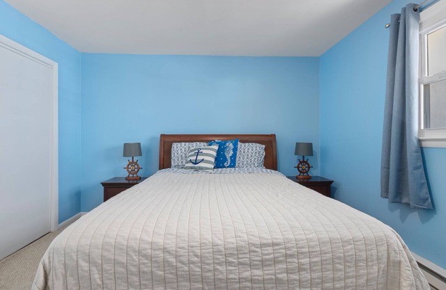 Couples retreat + Pets OK! Center of Town: Unit #2