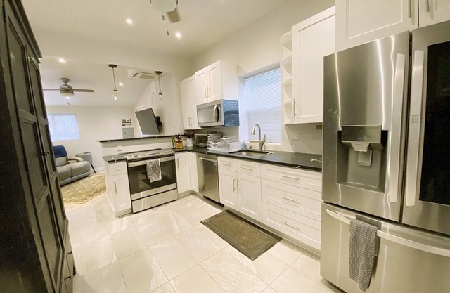 Couples Retreat–Ski Cook Play 1 bdrm Queen—freestanding well appointed digs