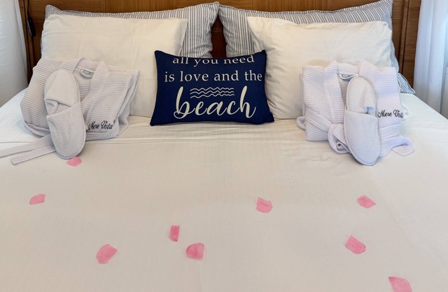 COUPLES ROMANTIC GETAWAY, OCEANFRONT, HIGH-END DECOR, ADJUST. KING, FREE PARKING