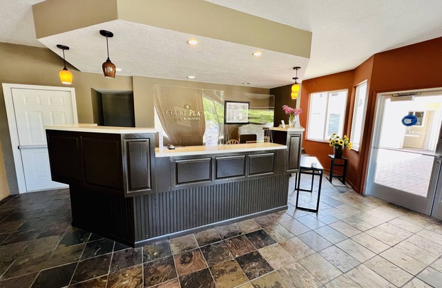 Court Plaza Inn & Suites