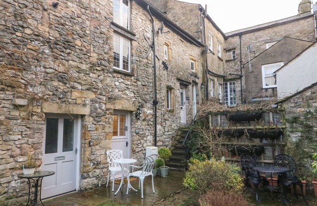 COURTYARD COTTAGE, pet friendly in Kirkby Lonsdale