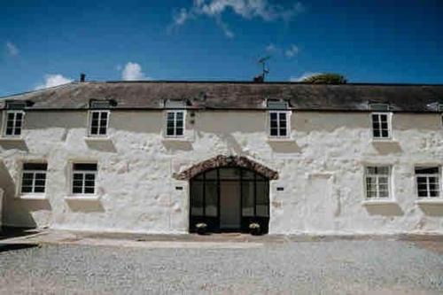 Courtyard Cottage with hot tub and walled garden
