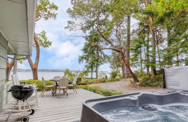 Cove Cottage - Waterfront | Rustic Cottage