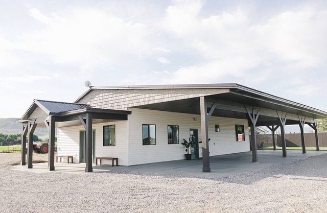 COW PALACE nExperience Rustic Charm and Tranquility at our Old Milk Barn.