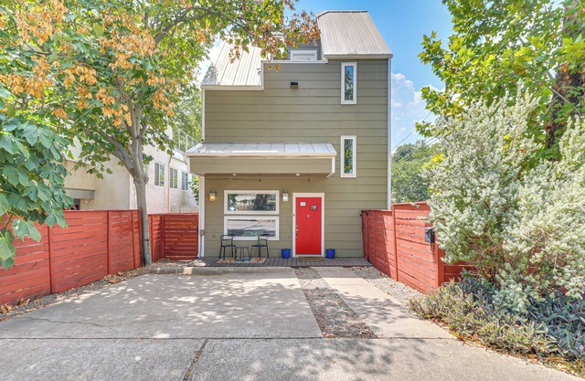 Cowboy Pool & Balcony: Home 1 Mi to Dtwn Austin!