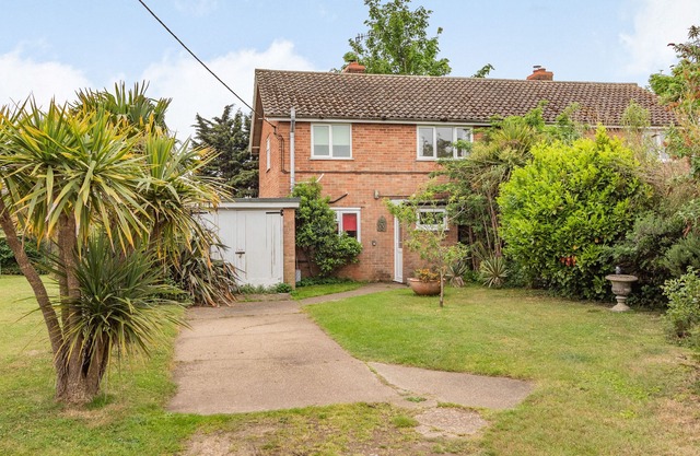COWMANS COTTAGE, pet friendly, with open fire in Aldeburgh