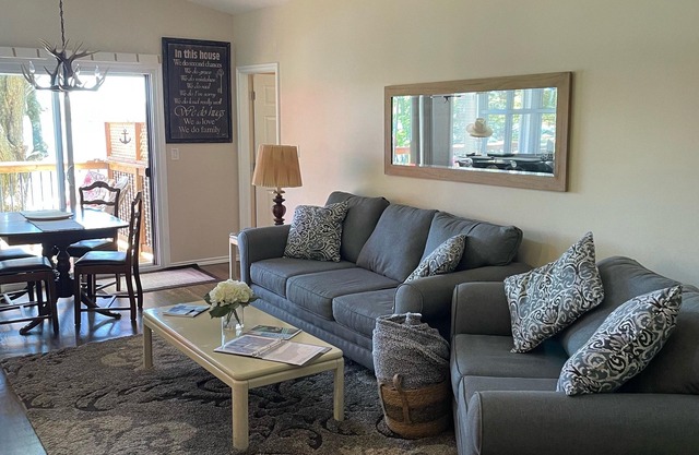 Cozy-Lovely cottage - steps to Halls Lake - newly renovated