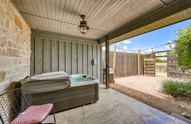 Cozi Cottage With Hot Tub! - 2 Min to Wineries!