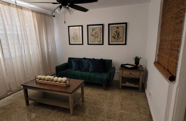 Cozy 1-Bed Apart unit minutes from the airport A/C