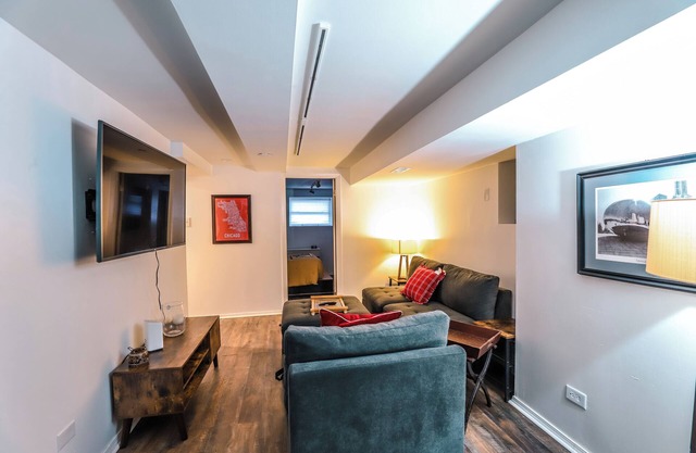 Cozy 1-bedroom apartment with WiFi, AC in gorgeous Chicago