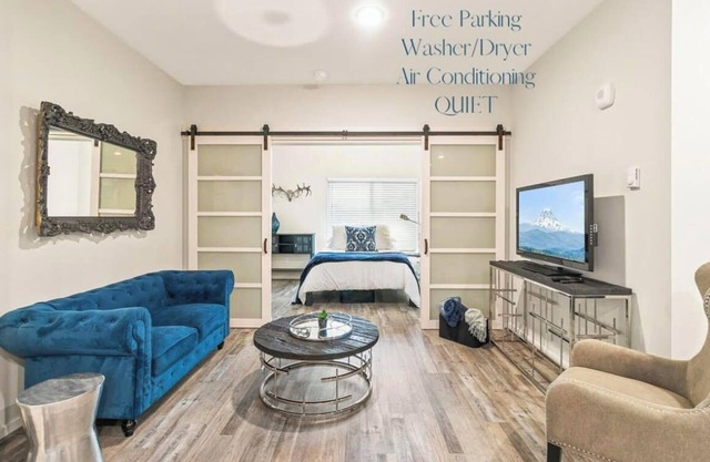 Cozy 1-bedroom apartment Top Floor Tacoma with AC