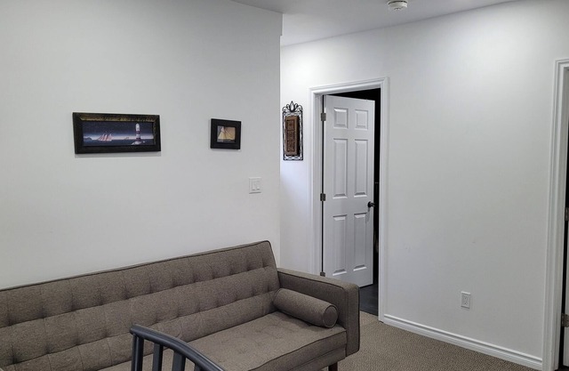 Cozy 1 Bedroom apt - Upper Unit