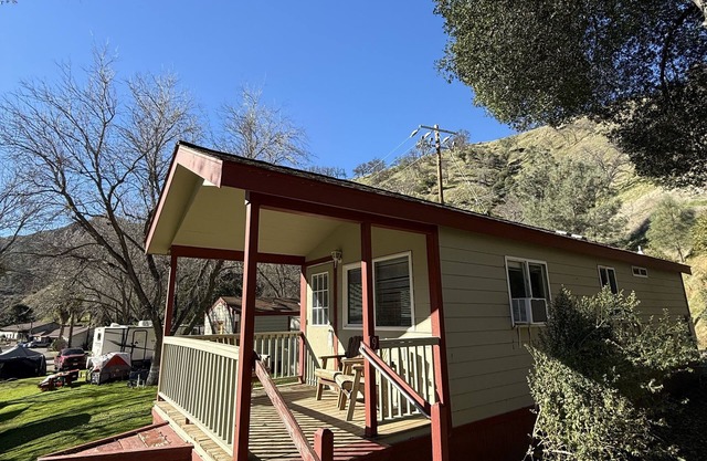 Cozy 1 Bedroom Cabin on Putah Creek