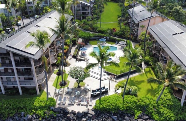 Cozy 1-bedroom condo in Ocean Front Complex, 2 Lanai's and WiFi in Kailua-Kona.