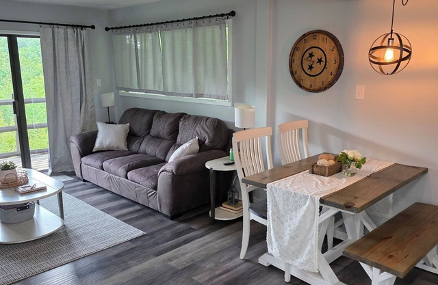 Cozy 1-bedroom condo in charming English Mountain-Great View!