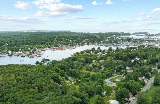 Cozy 1-bedroom house within walking distance to Downtown Mystic!