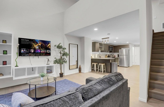 Cozy 1-bedroom loft ~ Playhouse Square ~ Fitness, BBQ, Fire pit, business center