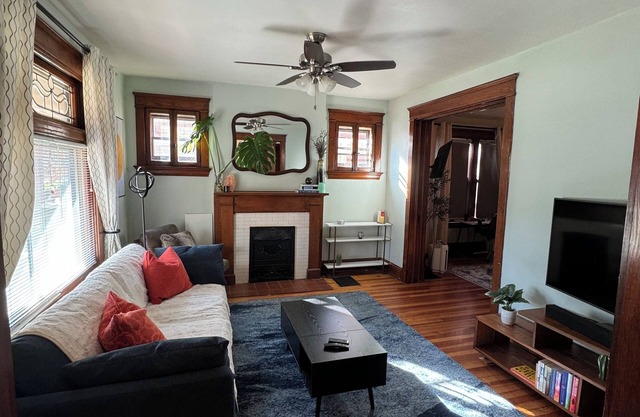 Cozy 1-bedroom lovenest in Covington with AC, WiFi pet-friendly fenced backyard