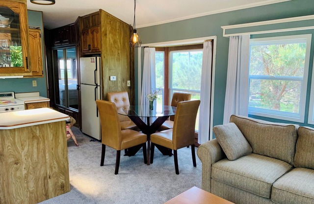 Cozy 1-bedroom tiny home overlooking Lake Leelanau in serene Cedar with AC