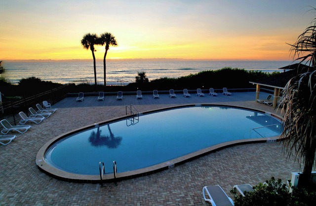Cozy 1-bedroom tiny home in beautiful Melbourne Beach with the beach & pools!