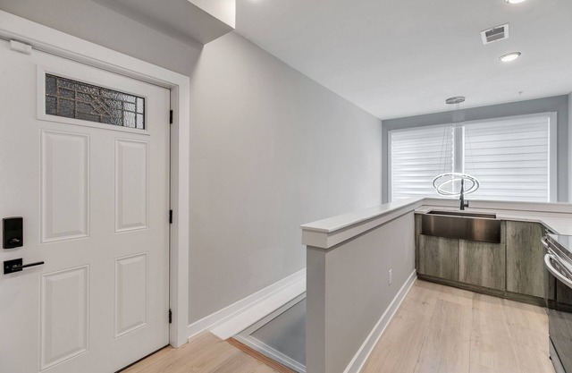 Cozy 1B/1.5Ba Bi-Level Condo